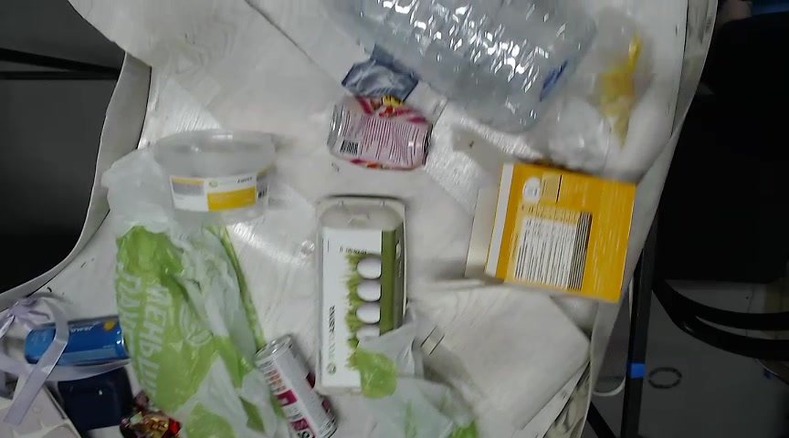 Top-down photo of mixed waste on the rotating table, camera close to the surface.